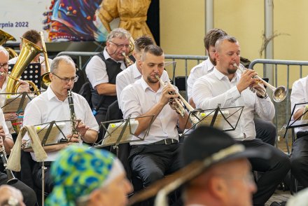 Orkiestra dęta w amfiteatrze